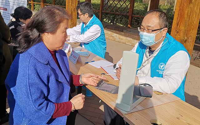 【学雷锋日】乐玩国际,乐玩体育举办“爱满京城，牵手智慧家医”志愿服务活动(图5)